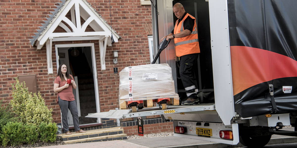 Read more about the article Tail Lift and Pallet Truck Guidance for Safer Deliveries